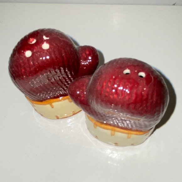 Ceramic Red Mittens Salt and Pepper Shakers Red Winter Christmas Vintage *read* - Picture 2 of 6